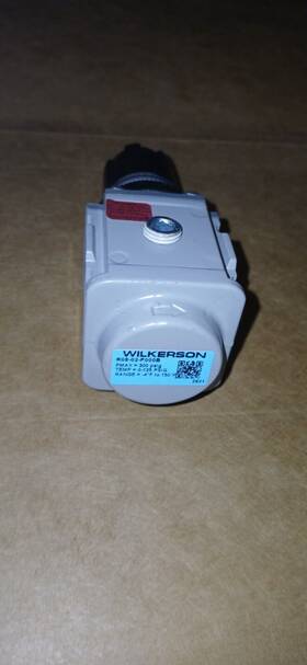 R08-02-f000b Wilkerson Air Regulator And Bracket 1/4 Inch Npt New