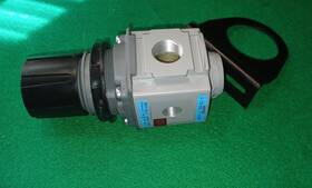 R18-04-f000b Wilkerson Air Regulator And Bracket 1/2 Inch Npt New